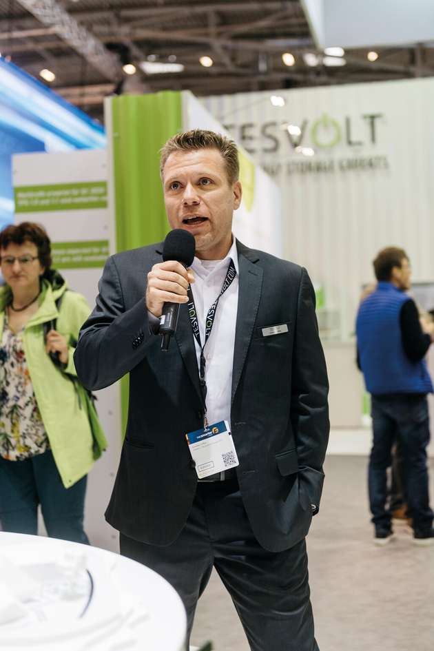 Christian Löffler, Senior Product Manager, Tesvolt: Hochwertige Hardware in Batteriespeichern ist essenziell für Sicherheit und Langlebigkeit. Heute ist jedoch zunehmend entscheidend, wie gut die komplexen Anforderungen von Industrie und Gewerbe umgesetzt werden können. Tesvolt investiert daher seit Jahren in ein leistungsstarkes Energiemanagementsystem und bietet rund 20 Anwendungen, die sich per Multi-Use auch kombinieren lassen und so die Umsetzung anspruchsvollster Anforderungen ermöglichen. Da komplexe Batteriespeichersysteme oft eine nicht alltägliche Herausforderung darstellen, unterstützen wir unsere Fachpartner umfassend – von der Qualifizierung in unserer Academy bis hin zu Hilfestellung bei Planung und Inbetriebnahme.