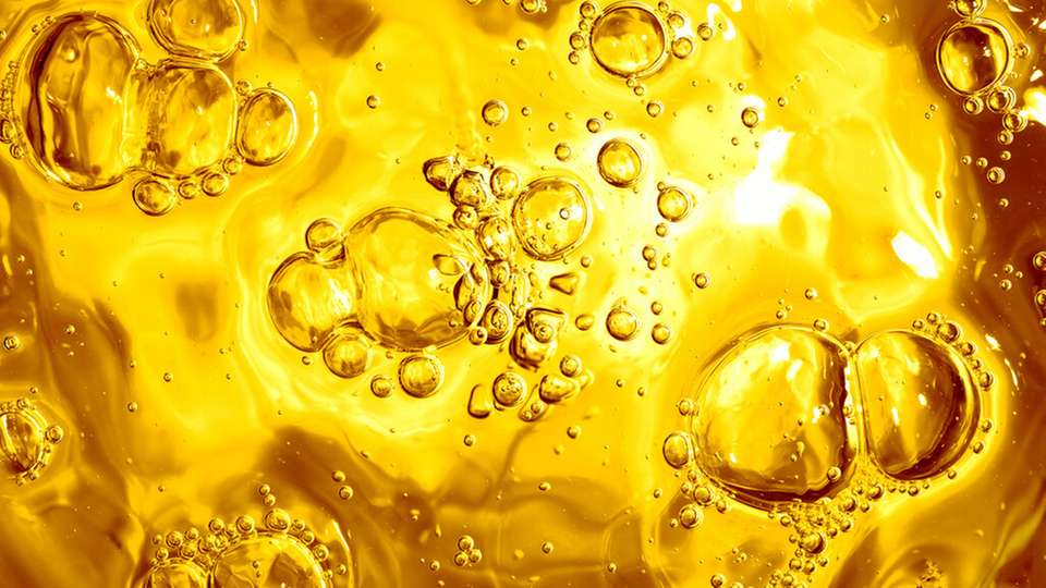 Durch die Umwandlung von gebrauchtem Frittieröl in Kombination mit Ammoniak und Wasserstoff unter Verwendung eines Kobalt-basierten Katalysators entstehen wertvolle chemische Produkte wie primäre Amine, die in der organischen Chemie benötigt werden.