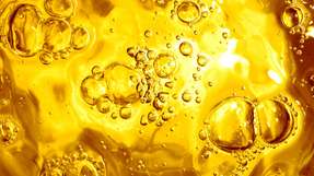 Durch die Umwandlung von gebrauchtem Frittieröl in Kombination mit Ammoniak und Wasserstoff unter Verwendung eines Kobalt-basierten Katalysators entstehen wertvolle chemische Produkte wie primäre Amine, die in der organischen Chemie benötigt werden.