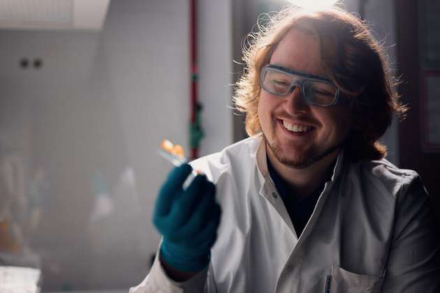 „Im Bachelorstudium war Mikrofluidik mein unliebstes Thema, weil hier ganz andere Gesetze wirken als im größeren Maßstab“, sagt Tim Robertino Baumann. Jetzt promoviert der 26-Jährige zu dem Thema – und arbeitet mit Hochdruck an einem neuartigen Filter für Mikroplastik.
