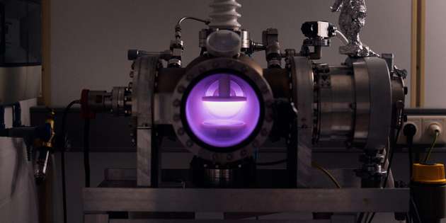In dieser Plasmaoxidationsanlage wird das speziell geformte Silikon auf eine Glasplatte sozusagen „atomar geklebt“. Die Oberflächen der beiden Materialien bilden, sind sie erst einmal plasmaoxidiert und in Kontakt, kovalente Bindungen aus.