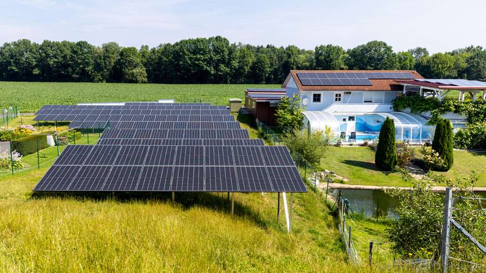Das Firmengelände von AS-Plast ist rund 7.000 m2 groß und beheimatet die Fertigungshalle und das Wohnhaus der Familie Schenk – seit kurzem ist auf den grünen Außenflächen auch eine großflächige Photovoltaikanlage installiert, die Strom für die Produktion liefert.