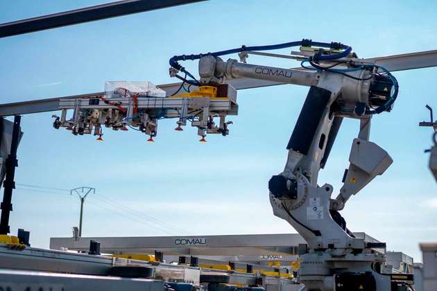 Die von Comau entwickelte robotische Lösung wird erstmals weltweit unter realen Installationsbedingungen in einem Solarpark von EDP getestet.