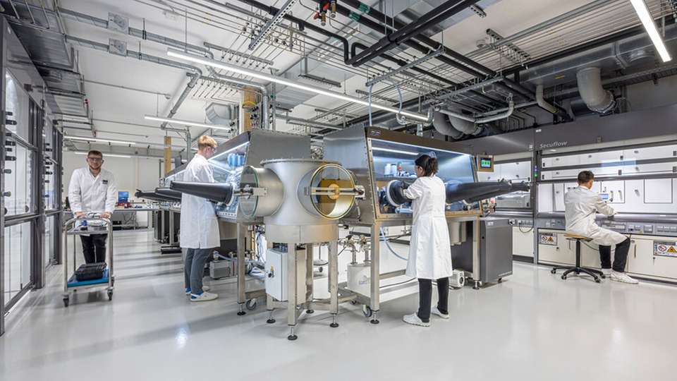 Entwicklung neuer Batterietechnologien im Solid State Batterielabor.