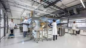 Entwicklung neuer Batterietechnologien im Solid State Batterielabor.