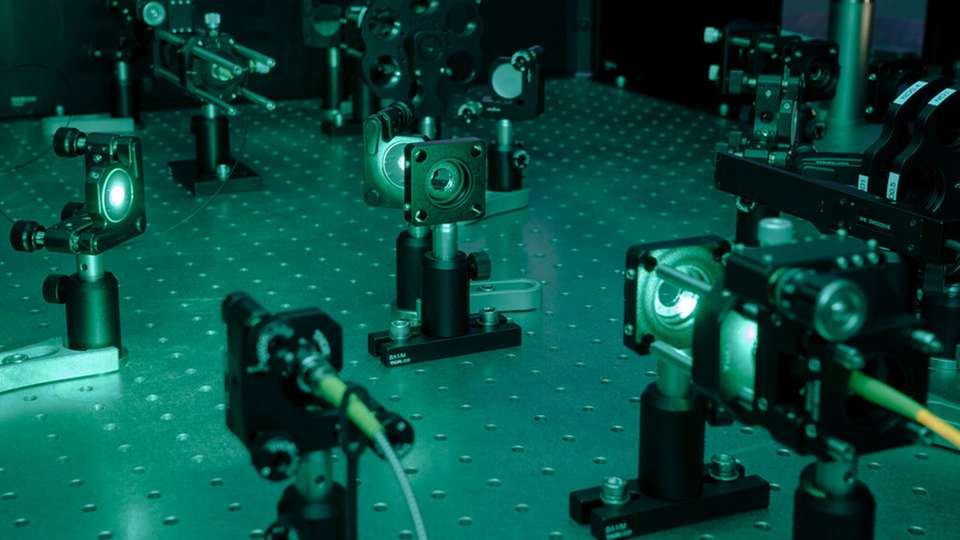 Optischer Laboraufbau zur Demonstration von Spin-Photon-basiertem Quantencomputing am Fraunhofer IAF.