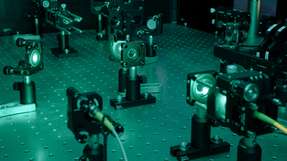 Optischer Laboraufbau zur Demonstration von Spin-Photon-basiertem Quantencomputing am Fraunhofer IAF.