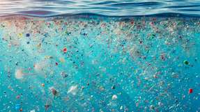Als Mikroplastik werden feste und in Wasser unlösliche Partikel und Fasern bezeichnet, die aus synthetischen oder biologischen Polymeren bestehen und häufig mit Additiven versetzt sind.