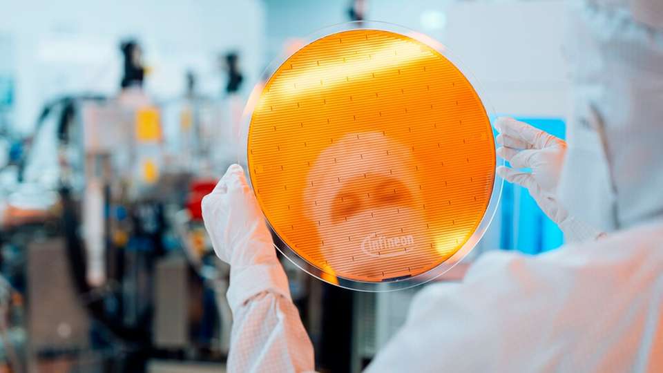 Die ultradünnen Silizium-Wafer von Infineon sind mit 20 µm nur ein Viertel so dick wie ein menschliches Haar und halb so dick wie die derzeit modernsten Wafer mit 40 bis 60 µm.