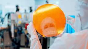 Die ultradünnen Silizium-Wafer von Infineon sind mit 20 µm nur ein Viertel so dick wie ein menschliches Haar und halb so dick wie die derzeit modernsten Wafer mit 40 bis 60 µm.