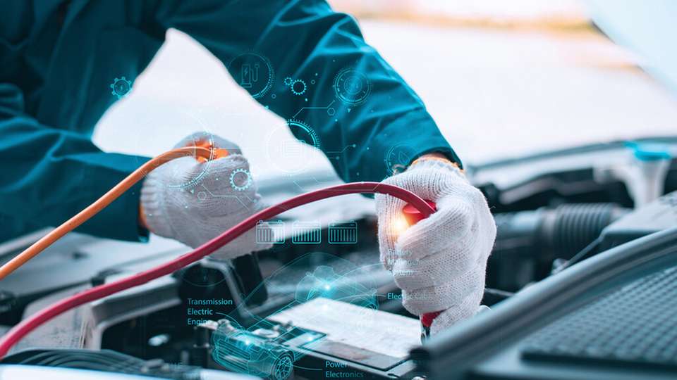 EIS ist ein leistungsfähiges Instrument, das die Größe und die Veränderungen der Impedanz (Ein Maß für den Widerstand gegen den Stromfluss innerhalb der Batterie, das zur Beurteilung der Batterieleistung und des Batteriezustands verwendet wird) in einer Batterie misst und so die Bewertung der Effizienz und der Verluste der Batterie ermöglicht.
