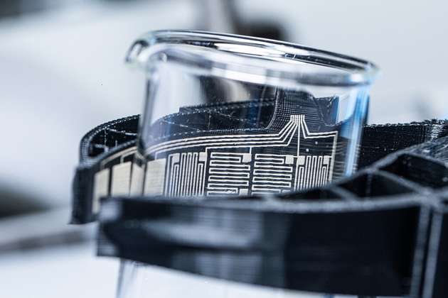 Hält gefühlvoll den Messbecher, statt ihn zu zerbrechen: Durch das Glas sind die integrierten Sensoren der BioGrip-Greifer zu sehen.