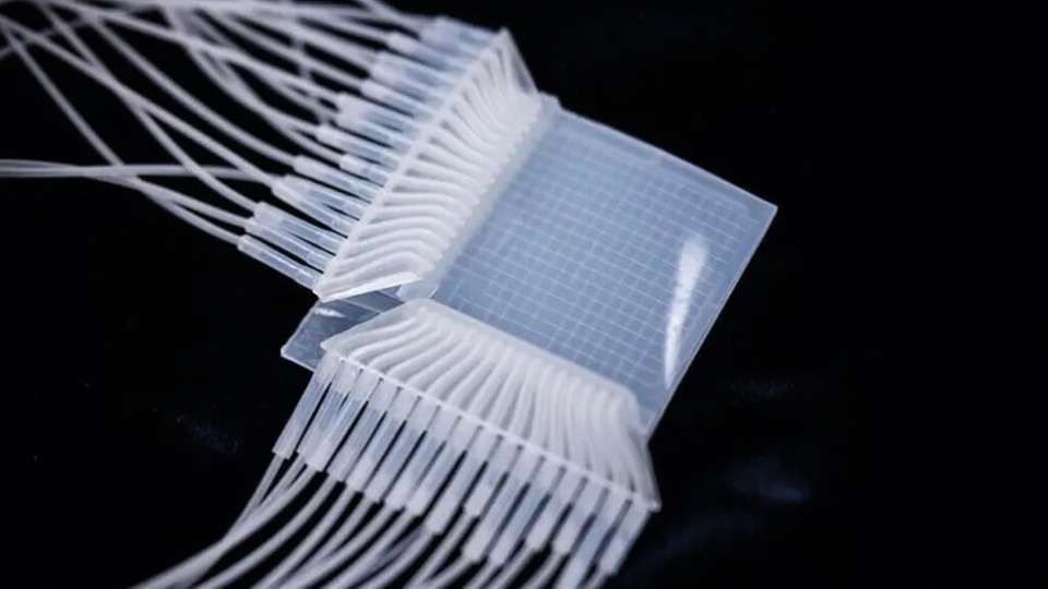 Das pneumatische Touchpad ist aus weichem Silikon gefertigt. Es enthält 32 Kanäle, die jeweils nur wenige hundert Mikrometer breit sind und sich an die Berührung anpassen. Pneumatische Sensoren können durch Berührung viele Daten sammeln.