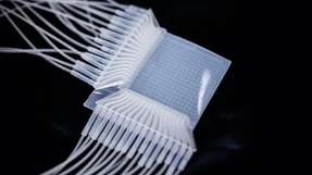 Das pneumatische Touchpad ist aus weichem Silikon gefertigt. Es enthält 32 Kanäle, die jeweils nur wenige hundert Mikrometer breit sind und sich an die Berührung anpassen. Pneumatische Sensoren können durch Berührung viele Daten sammeln.