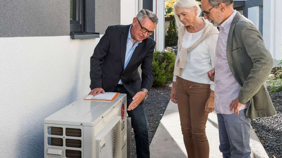 Wärmepumpen sind auch für Bestandsgebäude eine effiziente, zunehmend kostengünstige und umweltfreundliche Heizlösung, die selbst bei kalten Temperaturen funktioniert und durch moderne Technologien leise und nachhaltig betrieben werden kann.