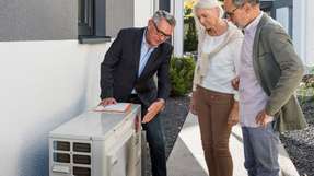 Wärmepumpen sind auch für Bestandsgebäude eine effiziente, zunehmend kostengünstige und umweltfreundliche Heizlösung, die selbst bei kalten Temperaturen funktioniert und durch moderne Technologien leise und nachhaltig betrieben werden kann.