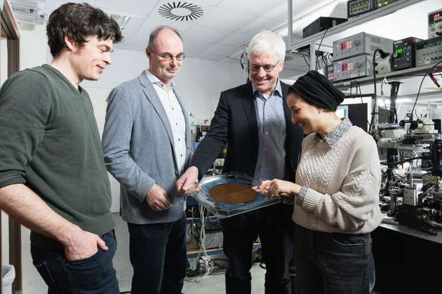ERC Synergy Grant für das ATHENS-Projektteam mit Adrian Schwarzenberger, Professor Stefan Bräse, Professor Christian Koos, Hend Kholeif (von links nach rechts)