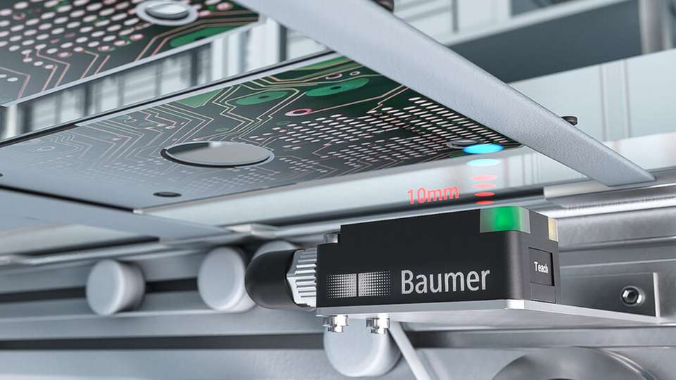 Ausprobieren ausdrücklich erwünscht: Auf der SPS stellen auch die leistungsstarken Baumer Ultra-schallsensoren mit NexSonic Technologie ihre Vielseitigkeit unter Beweis. Im Bild der kompakte UF200 zur Frontmontage.