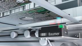 Ausprobieren ausdrücklich erwünscht: Auf der SPS stellen auch die leistungsstarken Baumer Ultra-schallsensoren mit NexSonic Technologie ihre Vielseitigkeit unter Beweis. Im Bild der kompakte UF200 zur Frontmontage.