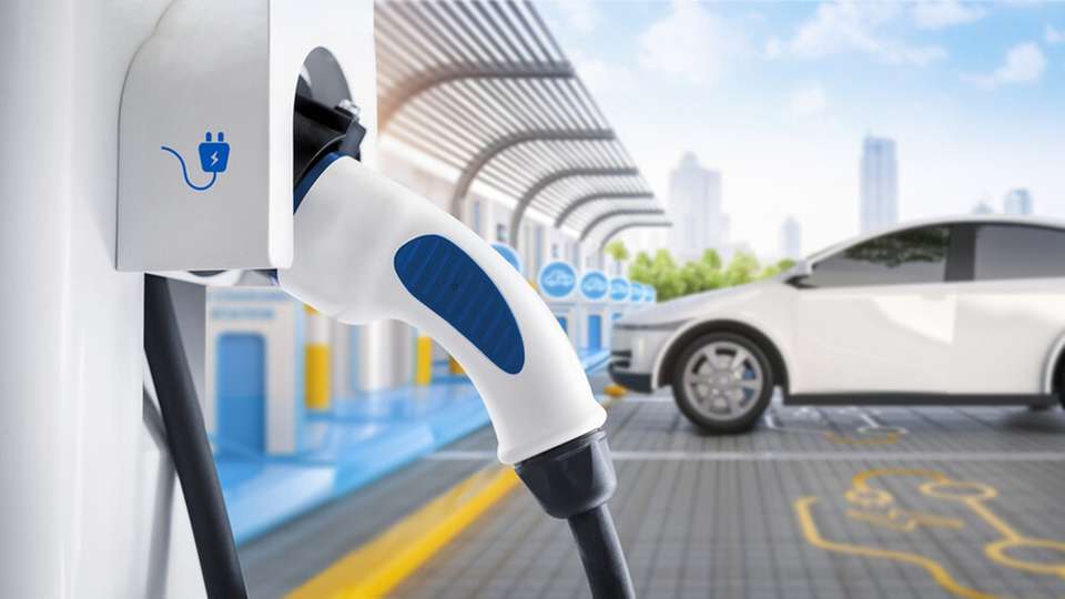 Langfristig sollen an den Autobahnen insgesamt 4.000 Schnellladepunkte entstehen. Das Netz ist so geplant, dass alle 10 Fahrminuten Ladesäulen an den Autobahnen zu erreichen sind.