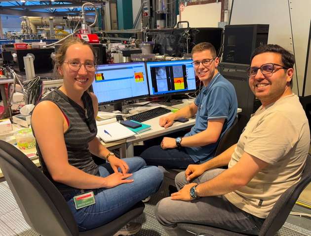 Während der Messkampagne an Bessy II (von links): das Forschungsteam aus Claudia Hanegraaf, Paul van Heugten und Hamid Ahmadi der TU Eindhoven