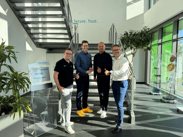 Philipp Sauter, Produktmanager Security Reiner SCT, Tobias Uwe Kiefer, Geschäftsführer Reiner SCT, Thomas Peter, Director Sales IT-Channel Reiner SCT, und Holger Weißel, Regional Sales Manager Swissbit (v.l.n.r.), beim Besuch des Reiner SCT-Teams am Produktionsstandort von Swissbit in Berlin.