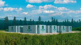 Batteriespeicher treiben die Energiewende voran, indem sie überschüssige Energie aus erneuerbaren Quellen speichern und bedarfsgerecht ins Netz einspeisen, was zur Stabilisierung des Stromnetzes und zur Sicherstellung einer nachhaltigen Energieversorgung beiträgt.