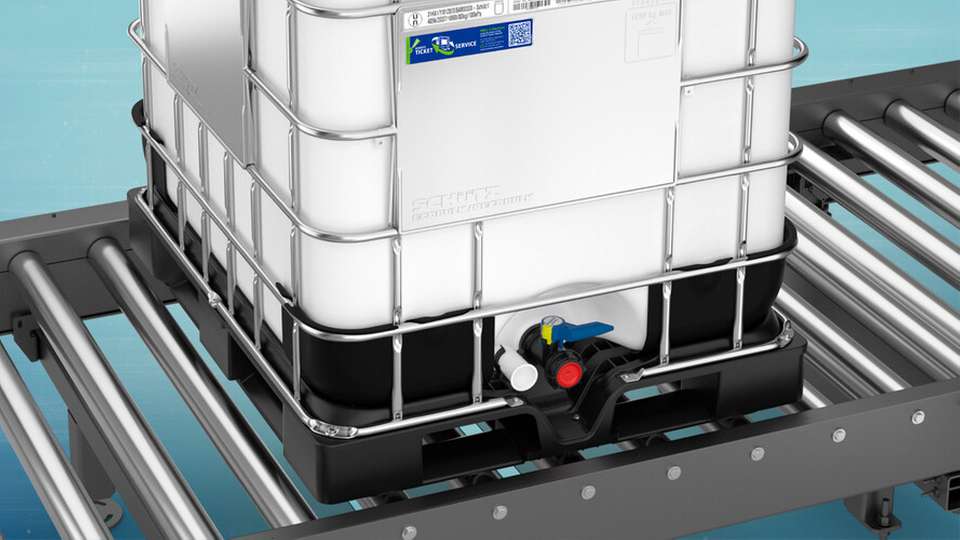 Die neue Kunststoffrahmenpalette wurde speziell für den automatisierten Transport von IBCs auf Förderbändern entwickelt. Sie besteht aus aufbereiten Industrieverpackungen.