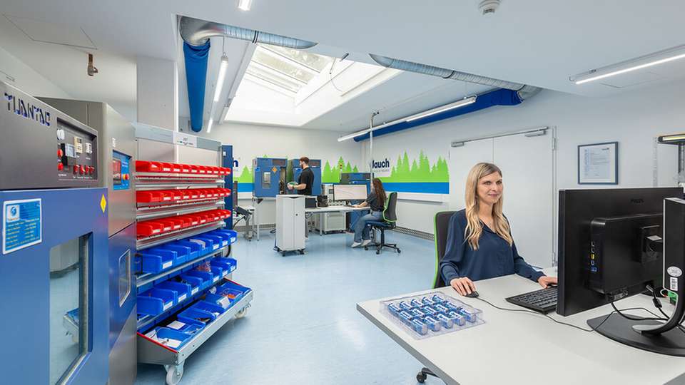 Blick in das neue Test- und Zertifizierungszentrum von Jauch in Villingen-Schwenningen, das Unternehmen umfassend bei der Batterieprüfung und -zertifizierung unterstützt.