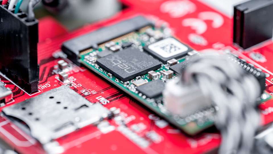 Ein netX-90-Kommunikations-Controller, auf einer Leiterkarte montiert.