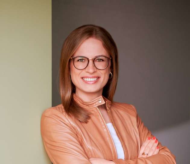 Alexandra Hartung, Head of Medium Enterprise Germany bei Workday. Kam als Bereichsleiterin im Mittelstand, 2016 zu Workday. Sie ist eine Expertin im Software-as-a-Service Bereich und konzentriert sich darauf, sowohl intern als auch bei ihren Kunden personenfokussierte Organisationen aufzubauen.