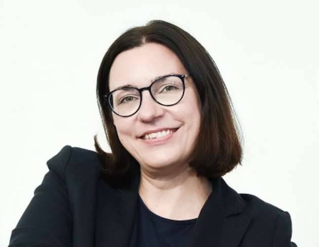 Anne-Katrin Neyer ist Professorin für Personalwirtschaft und Business Governance an der Martin-Luther-Universität Halle-Wittenberg und Mitgründerin des KI-HR-Labs, einem Do-Tank, der an der Schnittstelle von Wissenschaft und Praxis zum Experimentieren in diesem Themenfeld einlädt. Mit ihrer Forschung an der Schnittstelle zwischen HR und IT unterstützt sie Menschen und Organisationen dabei, ihre Möglichkeiten zu erkennen und ihre Rollen neu zu definieren und zu gestalten. Prof. Neyer ist zertifizierter wertorientierter systemischer Coach und Beraterin. Für ihr Engagement als „Wegbereiterin für Karrieren“ wurde sie 2022 von der UNICUM Stiftung zum „Professor des Jahres 2022“ in der Kategorie Wirtschaftswissenschaften und Jura ausgezeichnet.