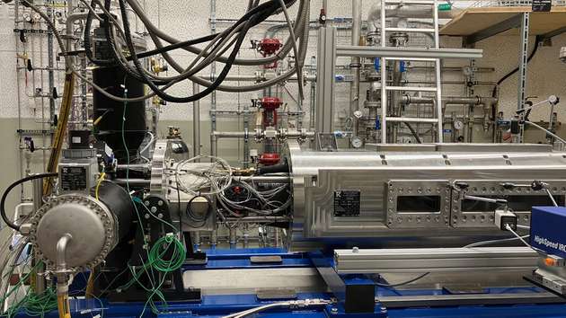 Im Innern dieser Messapparatur an der ETH Zürich werden Einspritzdüsen für Wasserstoffantriebe getestet. Die Forschenden können darin reale Bedingungen auf Reiseflughöhe nachbilden.