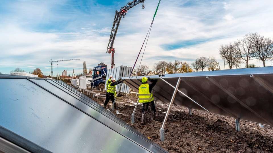 Montage einer Solarthermie-Großanlage.