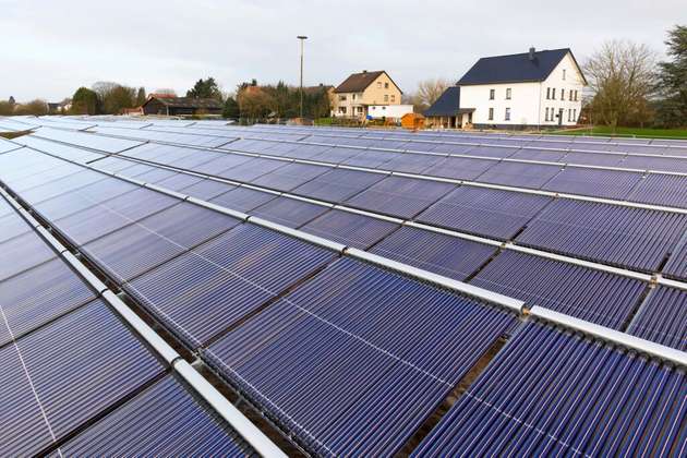 Solarthermie-Großanlagen tragen zur Dekarbonisierung von Fernwärmenetzen bei. 