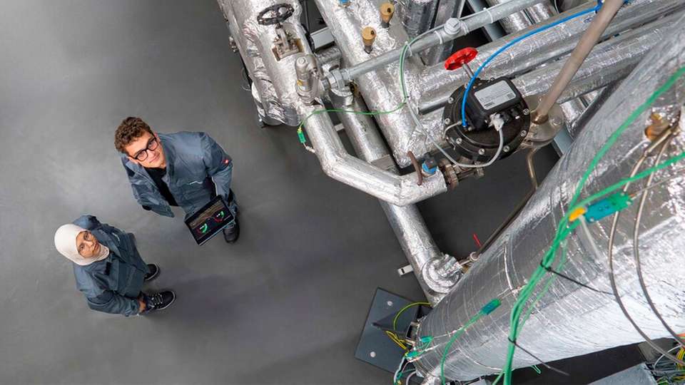 Forschende des Fraunhofer Umsicht mit Latentwärmespeicher auf Basis einer Metalllegierung: Eine Demonstrationsanlage dieses Speicherprinzips wird bei der Bitburger Brauerei aufgebaut.