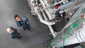 Forschende des Fraunhofer Umsicht mit Latentwärmespeicher auf Basis einer Metalllegierung: Eine Demonstrationsanlage dieses Speicherprinzips wird bei der Bitburger Brauerei aufgebaut.