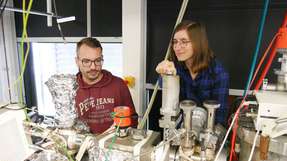Philipp Meyer und Svenja Jäger im Labor an der Ruhr-Universität Bochum