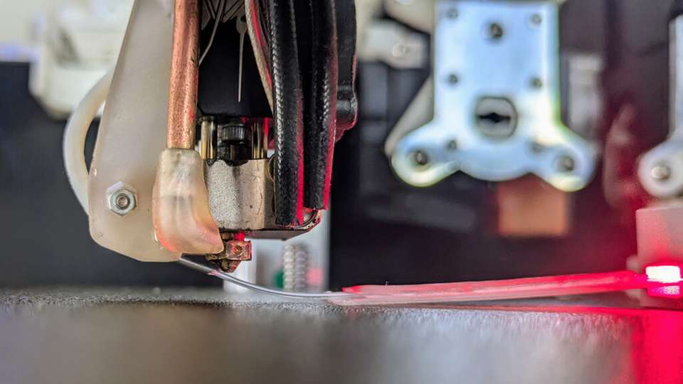 Das FEAM-Verfahren nutzt Fasermaterial aus Glas, welches über einen Polymermantel auf ein beliebiges Substrat aufgebracht wird, ohne die optischen Eigenschaften zu beeinträchtigen.