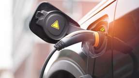 Elektroautos werden zu flexiblen Stromspeichern, indem sie dank der Vehicle-to-Grid-Technologie nicht nur Energie aus dem Netz beziehen, sondern bei Bedarf auch überschüssige Energie zurück ins Netz einspeisen können.