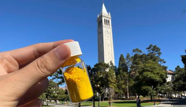 Ein Fläschchen mit gelbem COF-999 mit dem Campanile, dem Wahrzeichen der UC Berkeley, im Hintergrund.