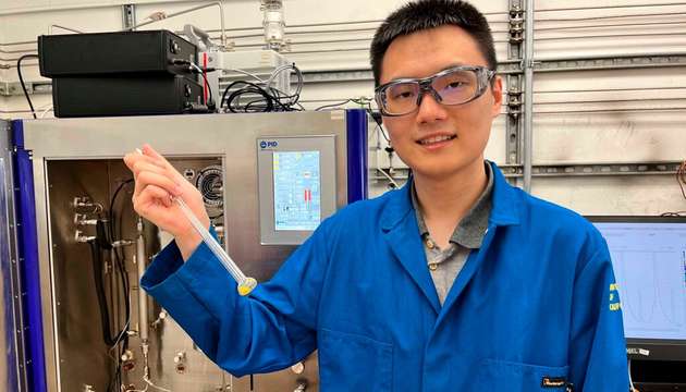 Zihui Zhou, Doktorand an der UC Berkeley, mit einer 100-Milligramm-Testprobe COF-999. Die Probe wurde in den Analysator hinter Zhou gelegt, um die Kohlendioxidaufnahme aus einem Luftgemisch zu messen, das der Umgebungsluft ähnelt.