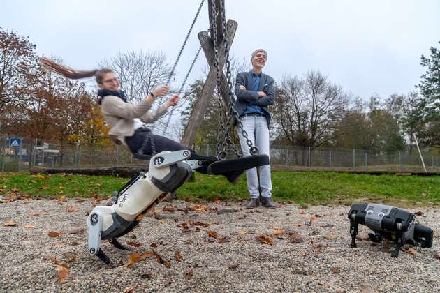 Der Mensch findet beim Schaukeln wie selbstverständlich exakt den Zeitpunkt, zu dem er Anschwung geben muss. Er nutzt seine Eigenschwingung aus, die bei einem Roboter schwer zu finden war. Forschende der TUM haben es nun geschafft, die Eigenschwingungen von Robotern zu aktivieren. 