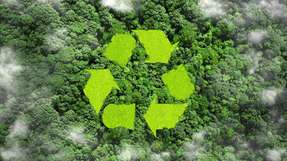 Das neue Recyclingverfahren ermöglicht den Abbau von Polystyrol zu wiederverwendbaren chemischen Ausgangsstoffen wie Benzoesäure und Benzaldehyd durch eine eisenbasierte Elektrokatalyse, die zugleich nachhaltige Wasserstoffproduktion unterstützt und durch Solarstrom betrieben werden kann.