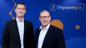 Dr. Thomas Gößmann (links) treibt als Vorsitzender der Geschäftsführung von Thyssengas die Umsetzung des Wasserstoff-Kernnetzes strategisch voran, während Dr. Arne Dammer als Leiter Strategie und Innovation die langfristige Marktgestaltung und die Transformation des Energiesystems maßgeblich mitgestaltet.