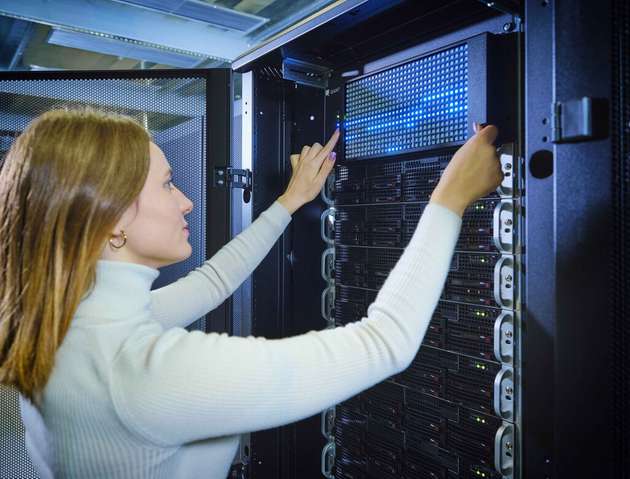 Die Q.ANT NPU ist als schlüsselfertiger Native Processing Server (NPS) erhältlich und kann in jedes HPC oder Rechenzentrum integriert werden.