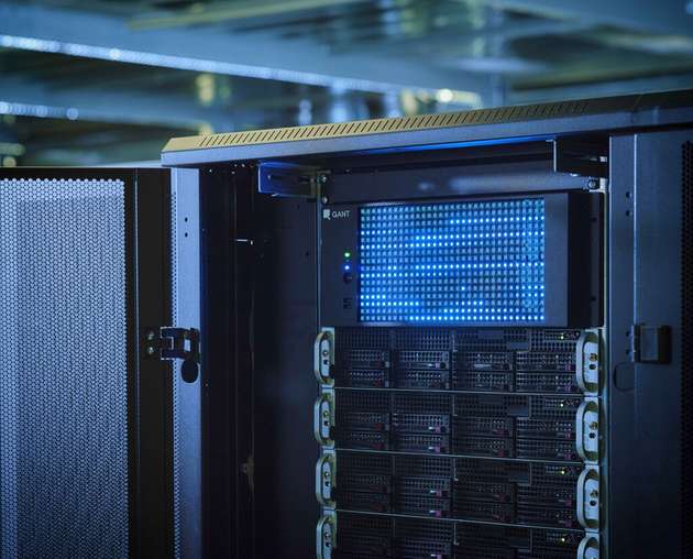 Die Q.ANT NPU lässt sich nahtlos in HPC-Umgebungen integrieren und verspricht eine höhere Energieeffizienz und signifikante Verbesserungen der Rechengeschwindigkeit gegenüber der herkömmlichen CMOS-Technologie.