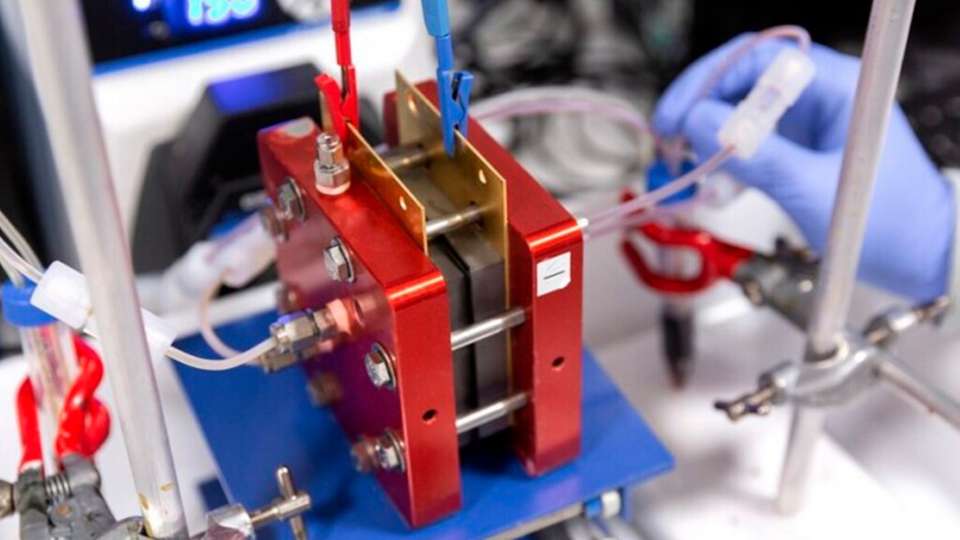 Ein Prototyp einer Redox-Flow-Batterie zur Energiespeicherung. Veränderungen der Struktur im Nanomaßstab können dazu beitragen, Ionenaustauschmembranen für den Einsatz in Geräten wie Durchflussbatterien zu verbessern.