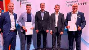 Zertifikatsübergabe durch das BSI an Theben Smart Energy und VIVAVIS für die FNN-Steuerbox mit Relaiskontakten
