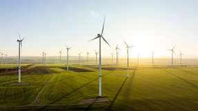 Vielfalt der Windkrafttechnologien: Moderne Windkraftanlagen an Land und auf See sind zentrale Bausteine der globalen Energiewende und stehen für Innovation und Nachhaltigkeit in der Stromerzeugung.